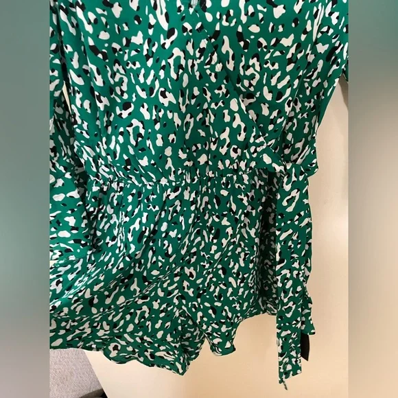 ✨NWT Lulus Make Moves Green and Black Print Flounce Sleeve Romper Size Small - Picture 9 of 15